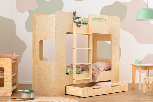 Drewniane łóżko piętrowe z szufladą wykonane ze sklejki sosnowej w kolorze naturalnego drewna z drabinką po lewej stronie